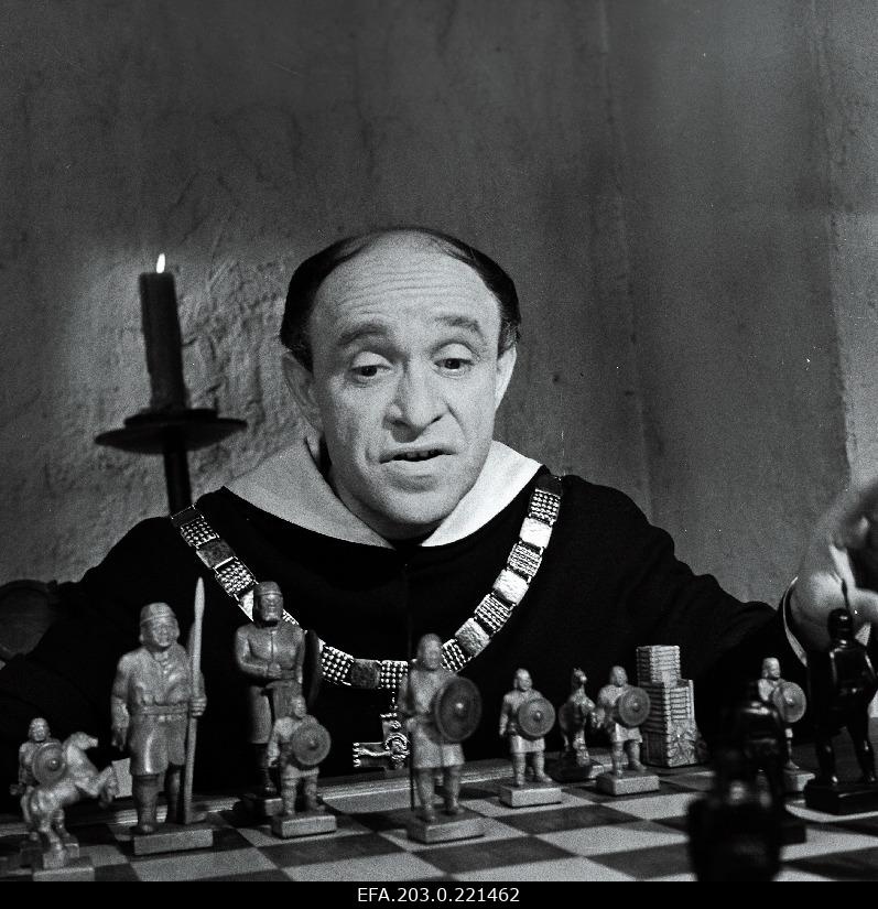 Tallinn movie "Last reliikvia". Brother Johannes (Rolan Bõkov) plays chess.