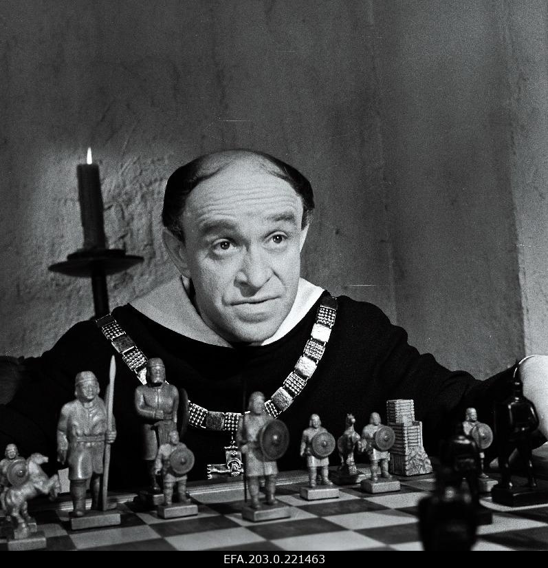 Tallinn movie "Last reliikvia". Brother Johannes (Rolan Bõkov) plays chess.