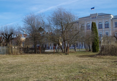 Students of Rakvere Internate School are working in the school yard. rephoto