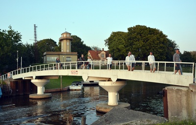 Foto-postkaart, Vaade Pärnus Vallikraavi suudmele ja puust jalakäijate sillale üle vallikraavi suudme. rephoto