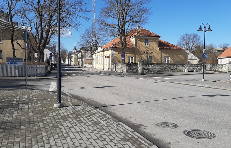 Matuserong Kuressaares Tallinna tänaval, taamal hoone Tallinna 21 rephoto