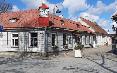 Kingissepa (Kuressaarre) city center : Lastreaia and 1 May street corner rephoto
