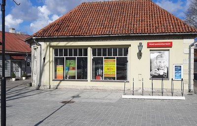 Rahvas Tekla poe ees vaateakent uudistamas rephoto