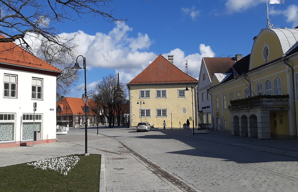 Kuressaare raekoda, vaade Lossi tänava poolt otsafassaadile rephoto