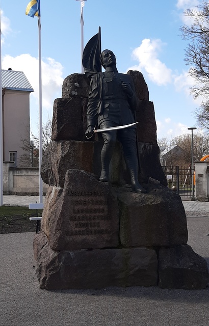 Vabadussõja mälestussamba juures Amandus Adamson rephoto