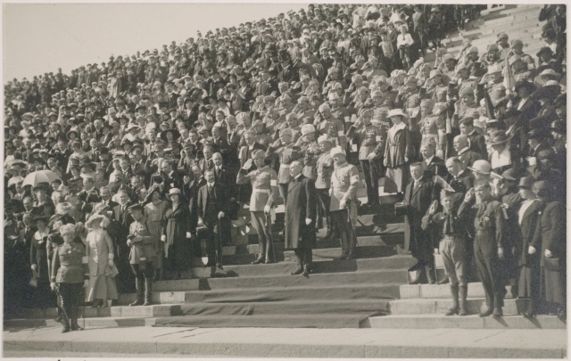 President Ståhlberg on the parade of 16.5. at the Senate's Office in 1921