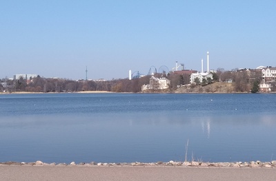 Töölönlahti. Näkymä Töölönlahden rannalta. Vasemmalla Eläintarhan huvila 10 (Villa Kivi), oikealla huvila 11 Linnunlauluntiellä. Taustalla Linnanmäki. rephoto