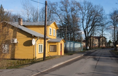 Postcard, Võhma, view along Vaksali Street, in the middle of the railway station building rephoto