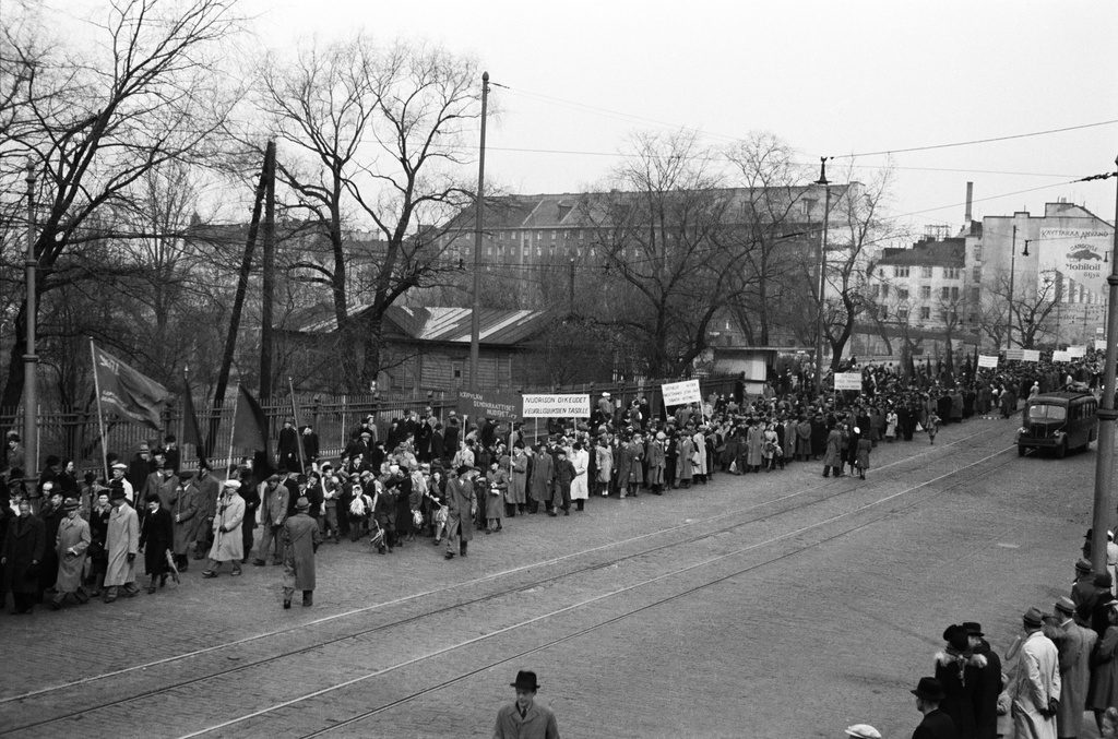 Vappukulkue Unioninkadulla matkalla vasemmistopuolueiden yhteiseen vappujuhlaan Stadionille.