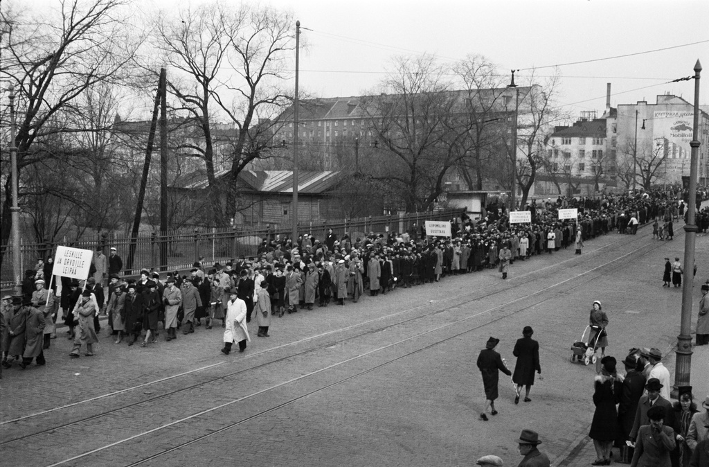 Vappukulkue Unioninkadulla matkalla vasemmistopuolueiden yhteiseen vappujuhlaan Stadionille.