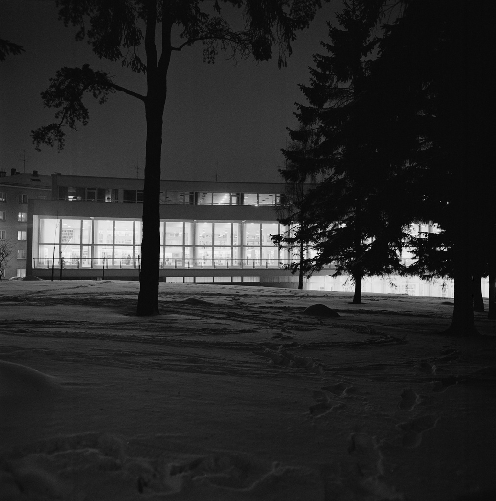 Töölön kirjasto, Topeliuksenkatu 6,  iltavalaistuksessa kuvattuna Topeliuksen puistosta.