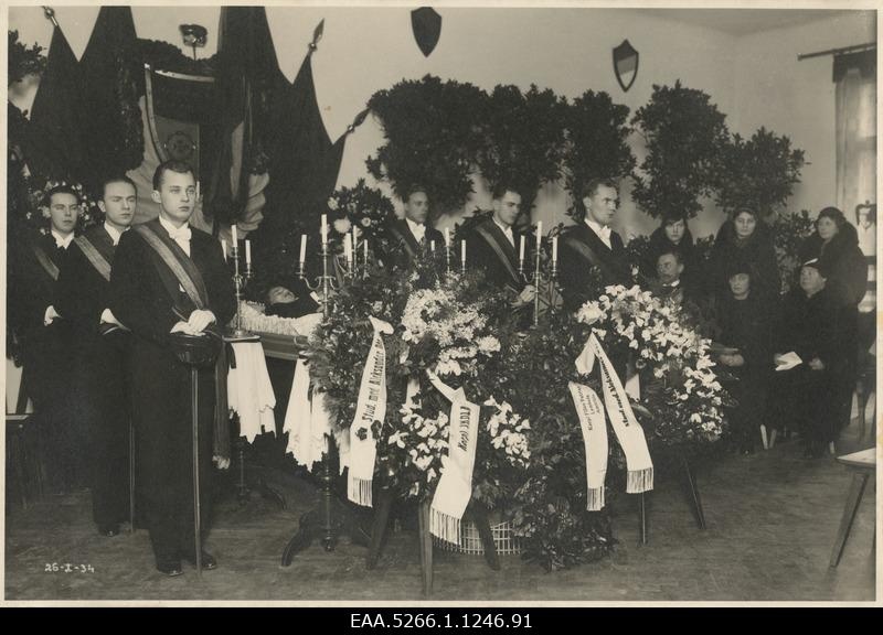 Company Fraternitas Estica member Alexander Endel Ott in the cemetery. Wall corps! Fraternitas Estica vapper. Surrounded by the worshippers.