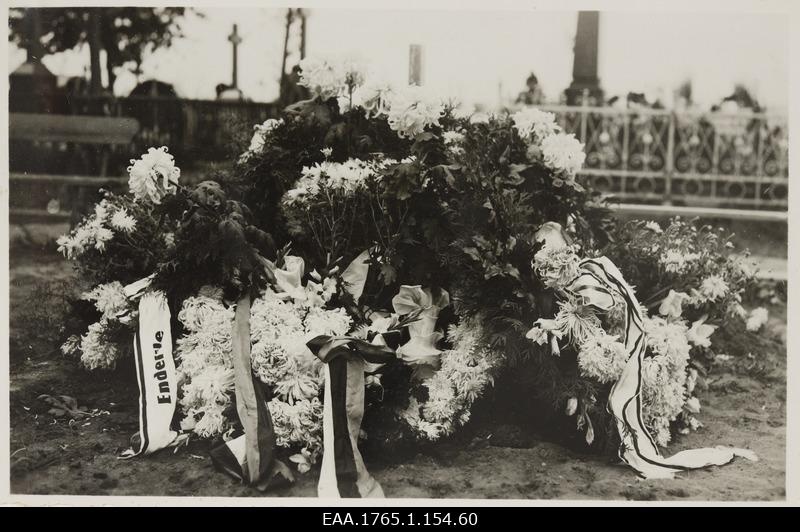Endel Köstner, a member of the company "Fraternitas Estica", built with flowers in the cemetery of Tartu Maarja