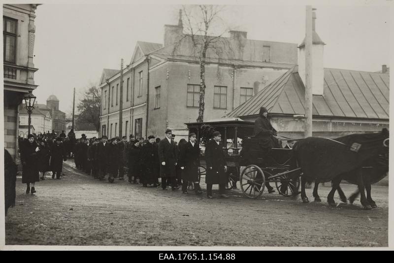 Survivors with Aleksander Otti's cross and funeral in Tartu on Laial Street at the corner of the botanical garden