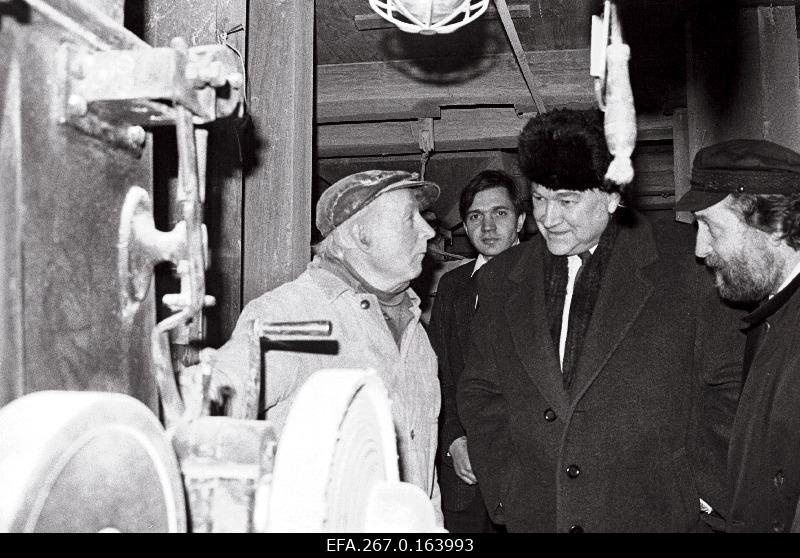 Arnold Rüütel, Chairman of the Supreme Council of the Republic of Estonia, visits the Sangaste Pennant.
