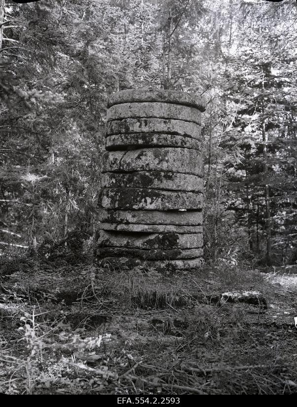 A monument consisting of 13 sandstones in the Old-Vigala Manor Park.
