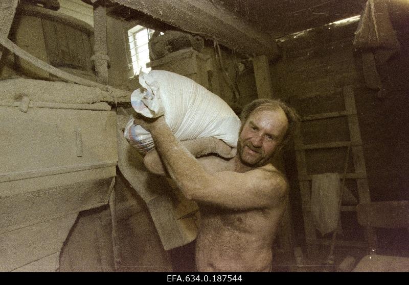 The hunter's flour mill coat Aleksander Tsupsman.