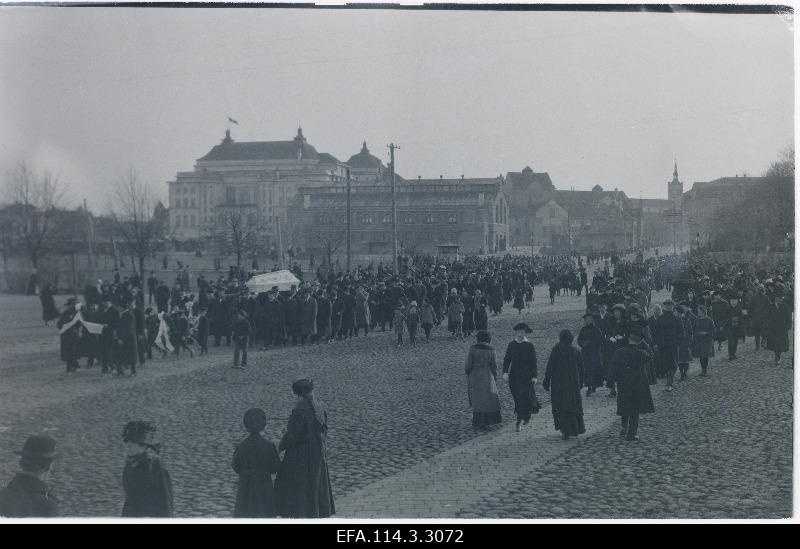 War of Liberty. Captain Anton Irve buried the Chief of Staff Division. On the Pärnu highway, the funeral is heading to the main edge of the narrow-minded railway.