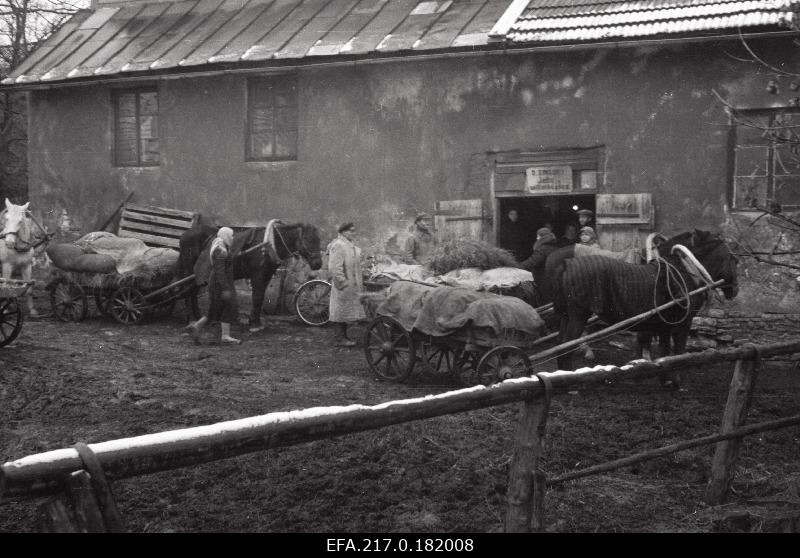 Farmers with loads at Paide flour and wool fireplace.