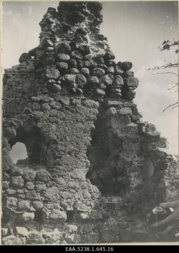 Ruins of Karksi castle, walls in the front town
