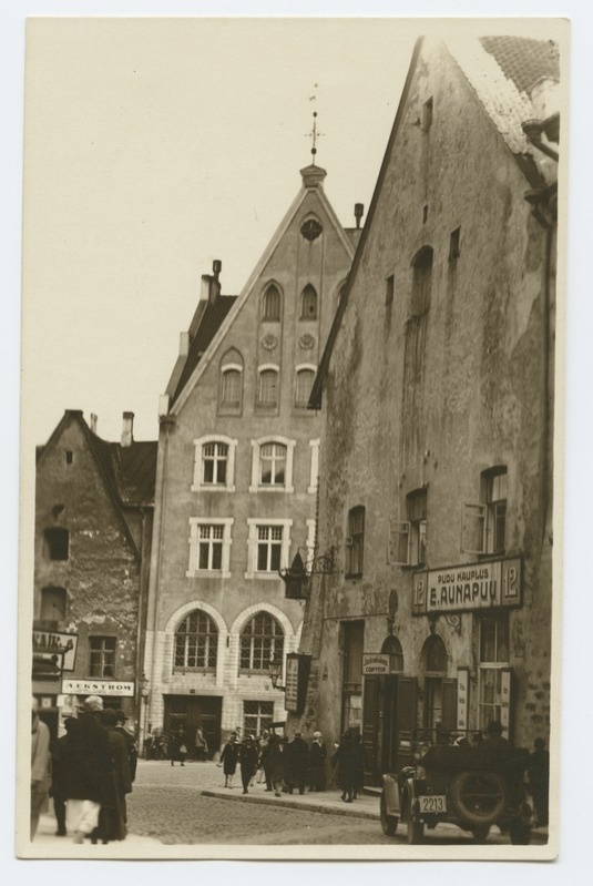 Tallinn. The neck of the old market. View by Raekoja. On the right car