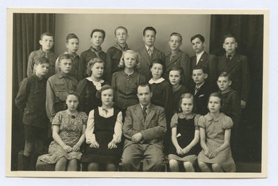 Group picture. Hiiu primary school students with a teacher. 22. 05. 1940. a  duplicate photo