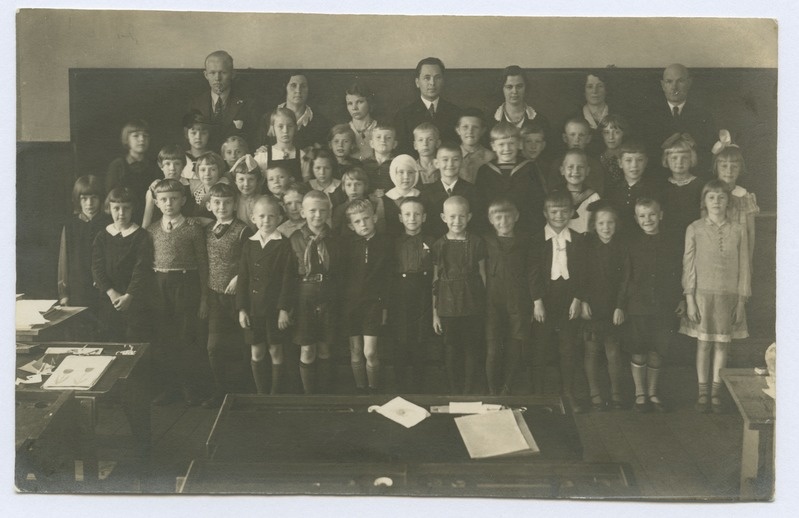 Group photo in front of the plate. Hiiu primary school Ia class 1938-1940