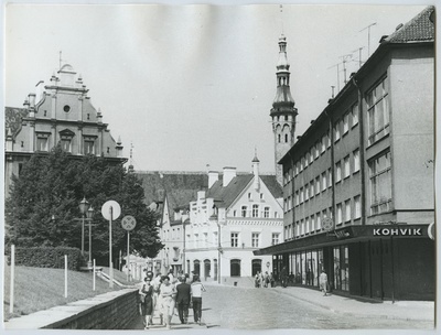 View along Harju Street towards the Raekoja.  duplicate photo