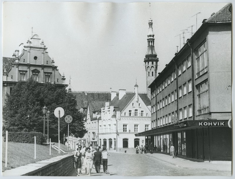 View along Harju Street towards the Raekoja.