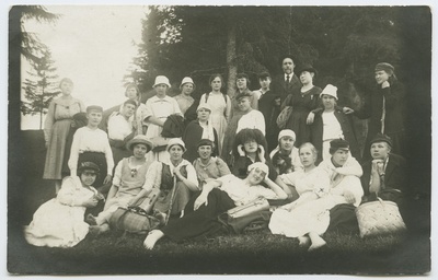 Graduates of Tallinn Doctoral School of Commerce at the tour in Otepää.  duplicate photo