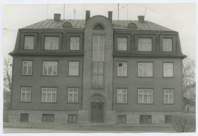 Triple wooden house Kunder Street 22, view of the facade.  duplicate photo