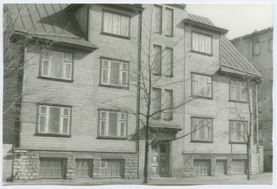 Three-fold building with a stone staircase, Kunder Street 39.  duplicate photo