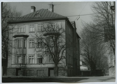 Three-fold wooden house with stone staircase Song Festival Street 7, side view.  duplicate photo