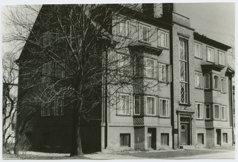 Three-fold wooden house with a stone staircase, Gogol Street 19.