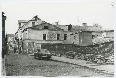 View of the building and garden New Street 8.  duplicate photo