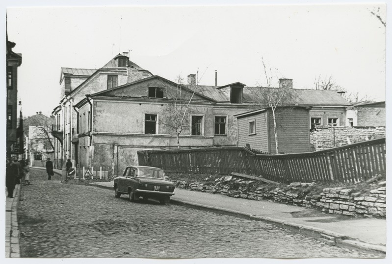 View of the building and garden New Street 8.