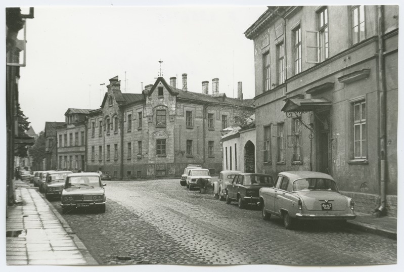 Double stone house on the corner of New Street and Olevimäe.