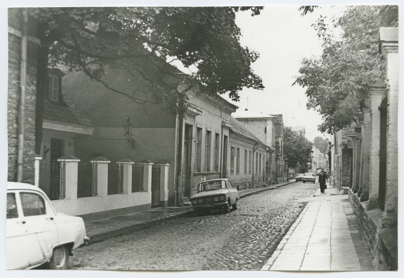 View along the New Street towards Viru Street, building New Street 18.