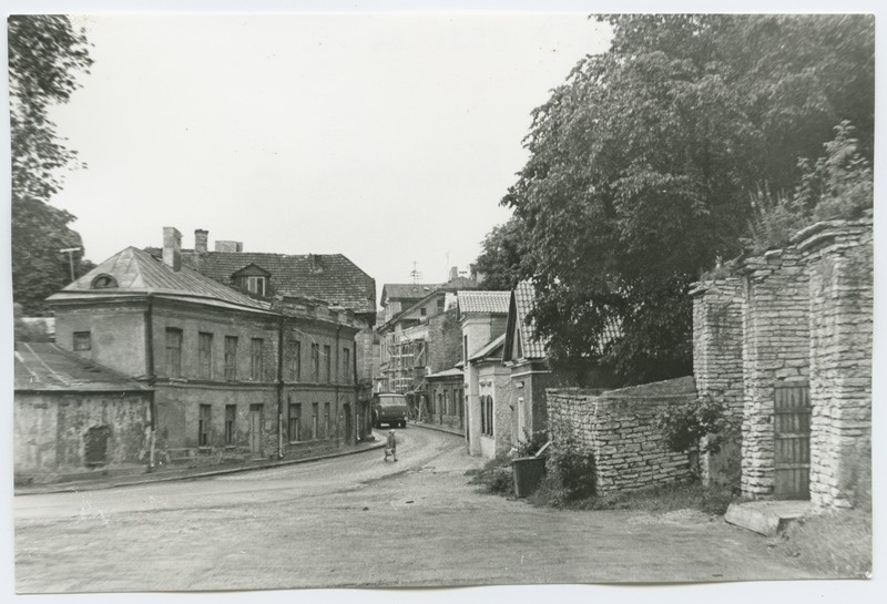 View of the buildings on the corner of the new and Väike-Rannavärava street.