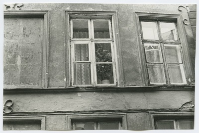 Windows of the second floor of the triple stone house, New Street 32.  duplicate photo