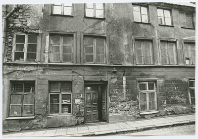 Three-fold stone house façades, New Street 32.  duplicate photo