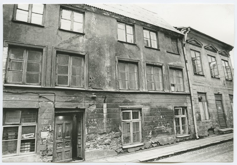 Three-fold stone house façades, New Street 32.