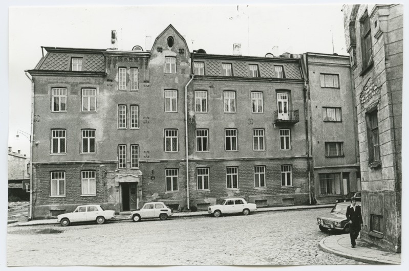 Four-fold stone house, New Street 24.