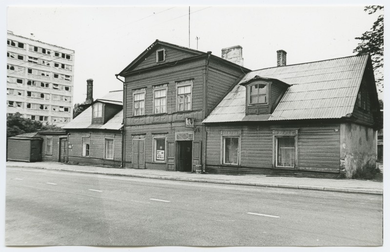 Paldiski highway 14 double wooden building.