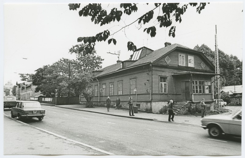 Paldiski highway 21, one-time wooden building.