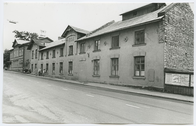 Paldiski highway 19, double long stone building (from 1886).