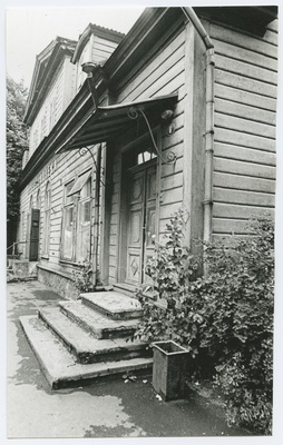 Paldiski highway 6, side view of the double wooden building.  duplicate photo