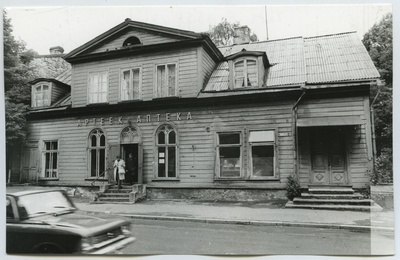 Paldiski highway 6, double wooden building.  duplicate photo