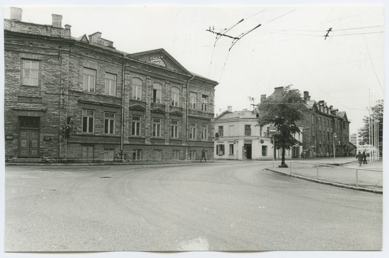 Stone building Paldiski highway 1, view by J. Gagarin puiestee.