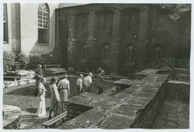 Foreign Estonians at the court of Dominican monastery hearing TLM scientist h. Saha.